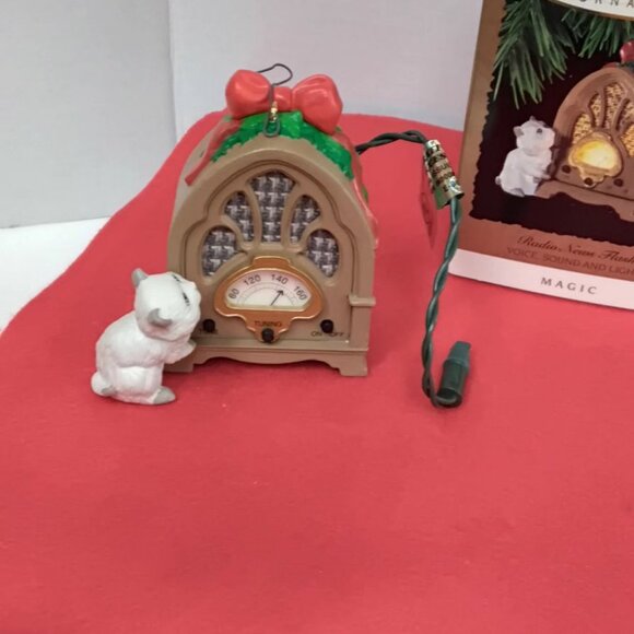 1993 Hallmark keepsake radio News Flash Christmas ornament - Picture 4 of 8
